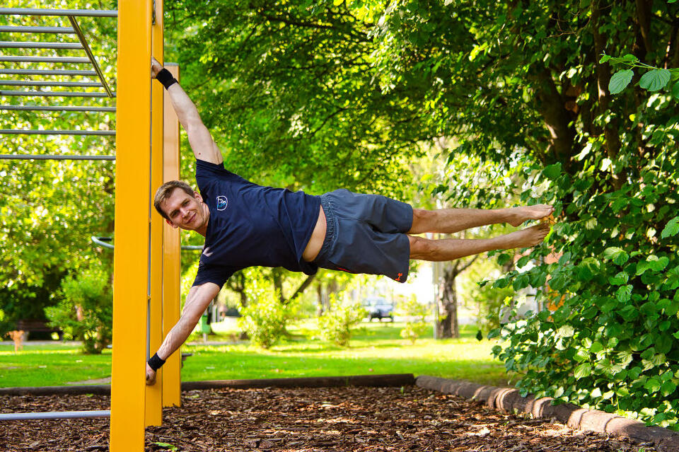 Christoph Humanflag Christoph macht Humanflag an einem Klettergerüst