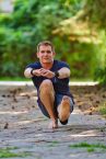 Christoph macht einen Pistol Squat in der unteren Position