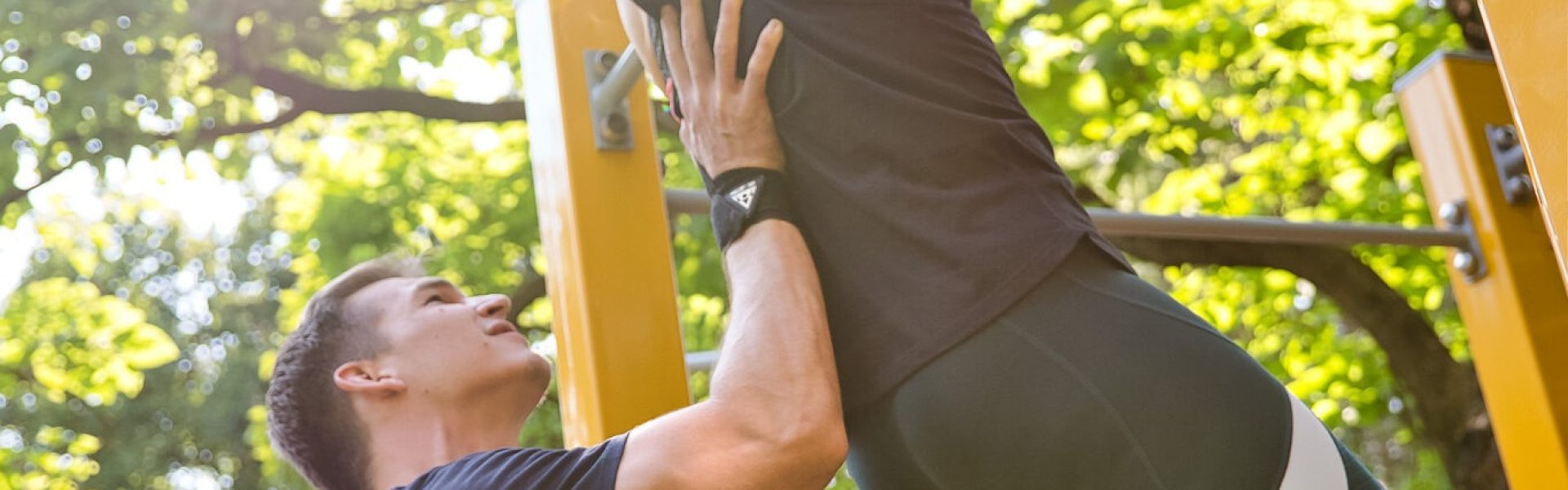 Christoph hilft einer Kundin bei Pullups